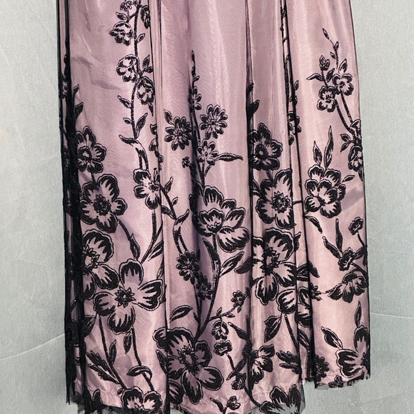 Black and white gown - Picture 4 of 4